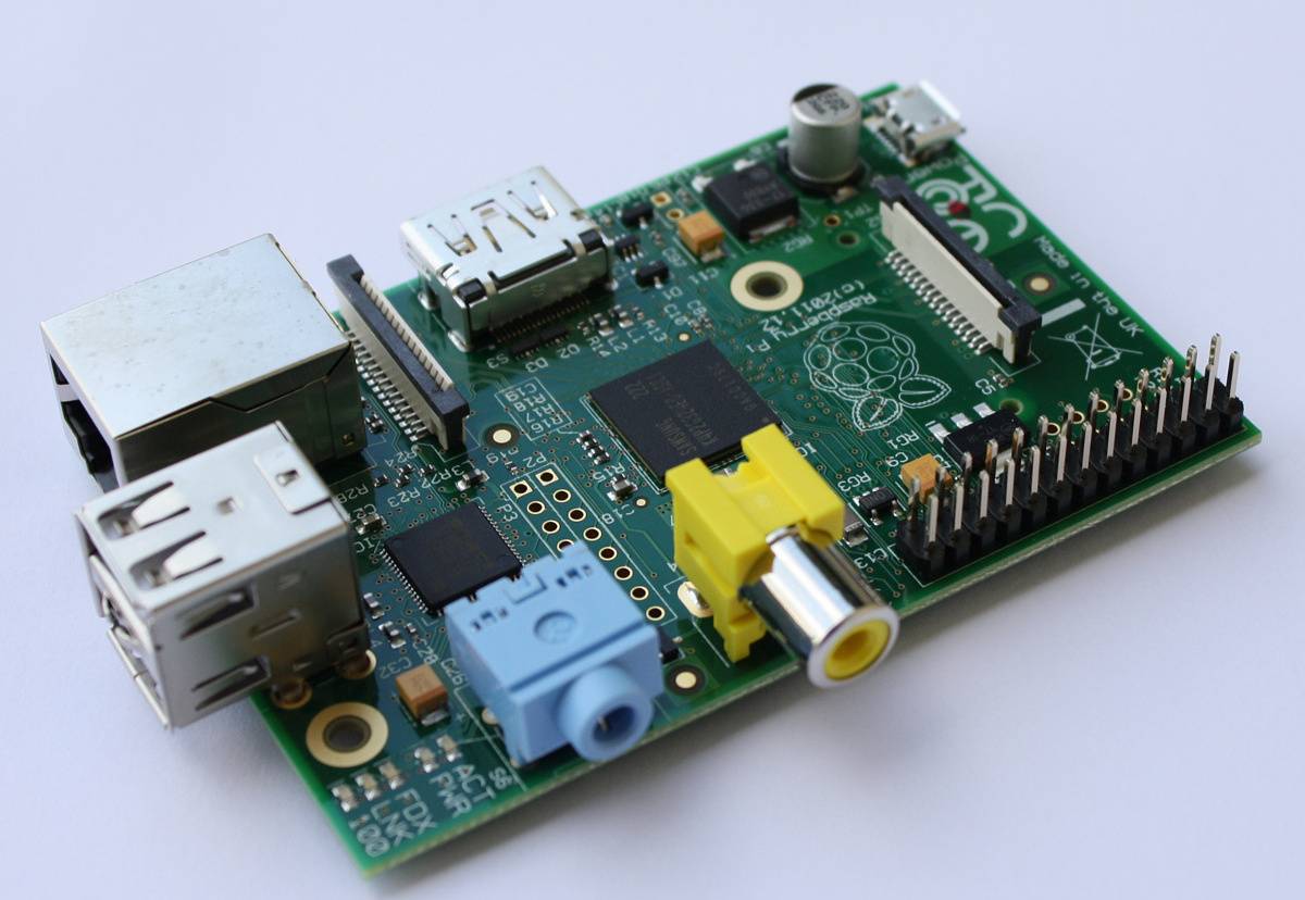 最初的 raspberry pi pc 今天已经 10 岁了